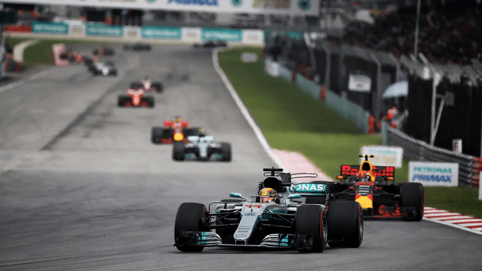 FIA admite erro no incidente entre Leclerc e Piastri em Spa