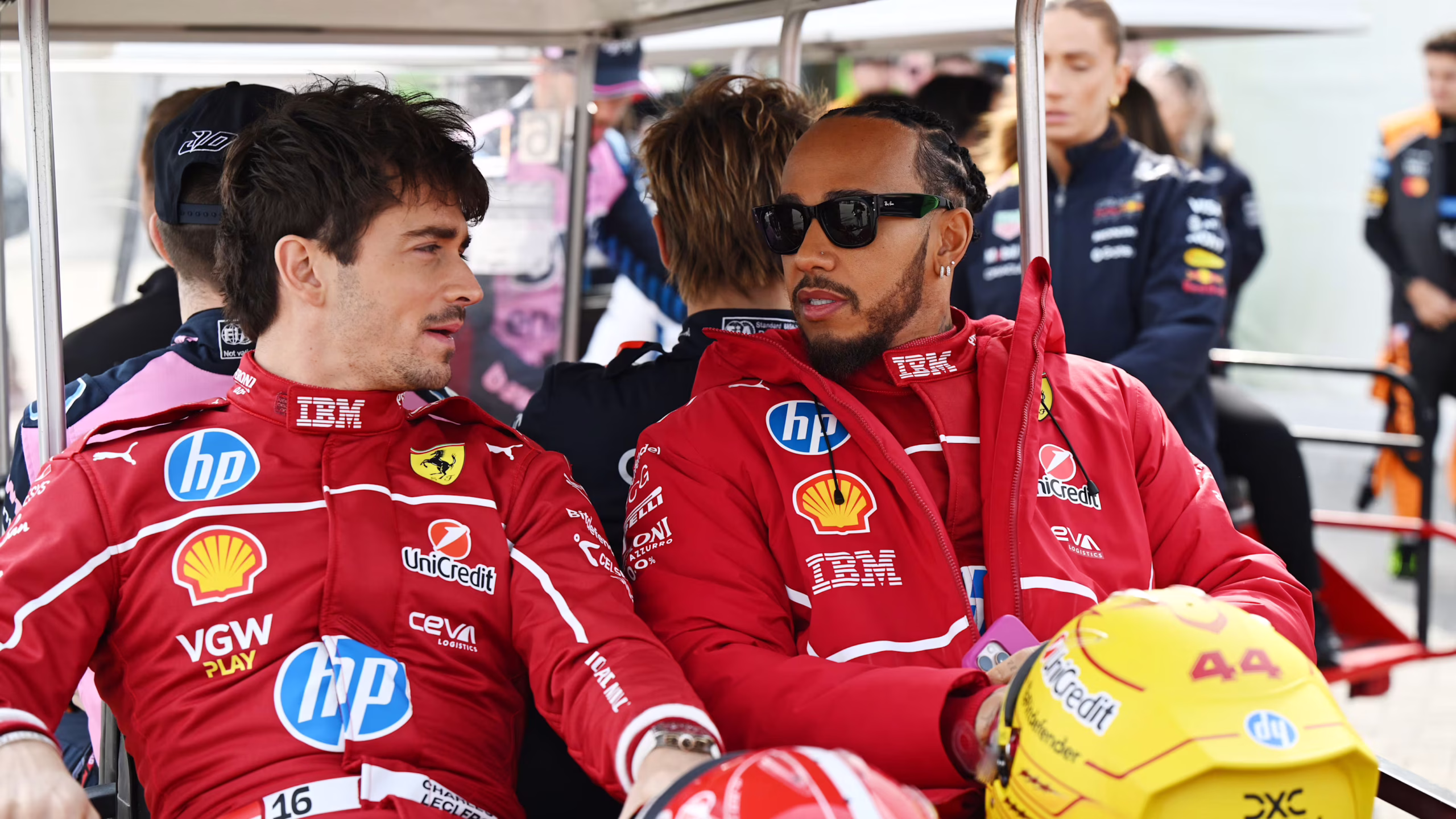 Charles Leclerc dará prioridade a Lewis Hamilton.