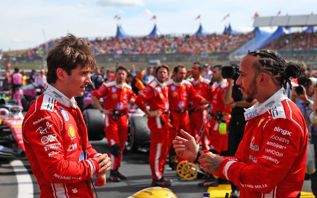 Hamilton e Leclerc na mesma página.